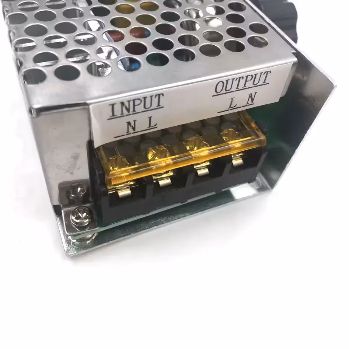 Slika bočnih priključaka za AC ulaz i izlaz