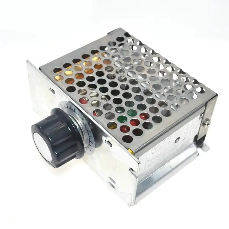 Regulator brzine električnog motora – kutni prikaz AC 220V modul regulatora napona prikazan iz bočnog kuta