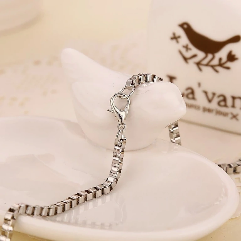 Privjesak u obliku križa inspiriran filmom Fast & Furious