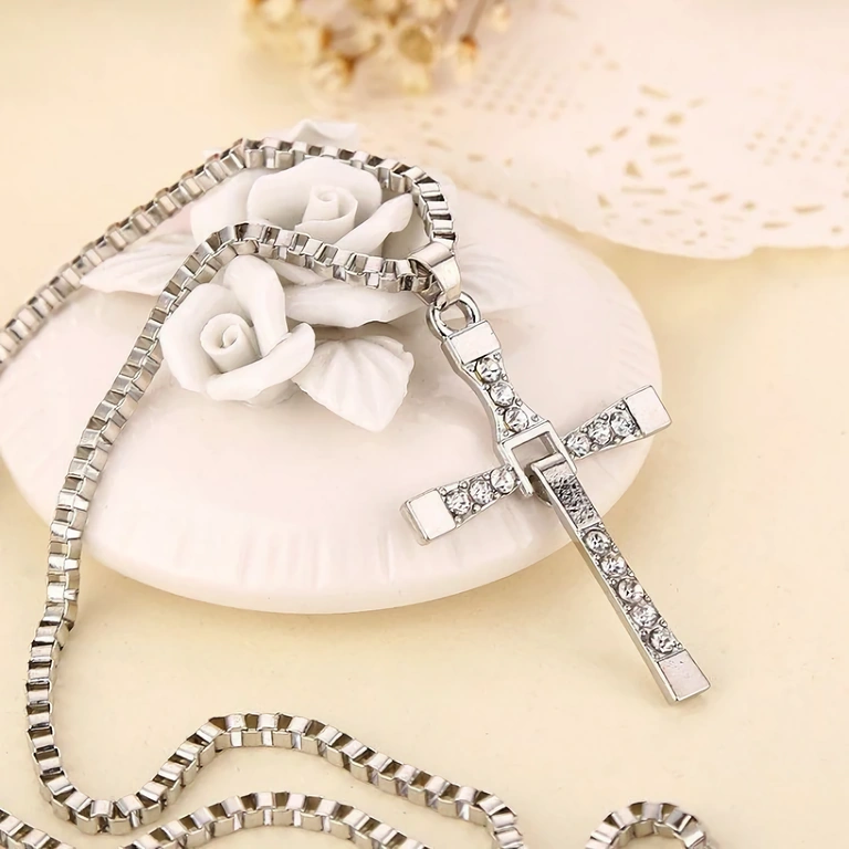 Auto i urbana dodatak – križ sa sintetičkim kamenjem