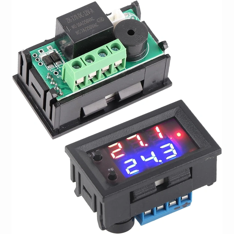 Prednja i stražnja strana digitalnog termostata s zaslonom i priključcima