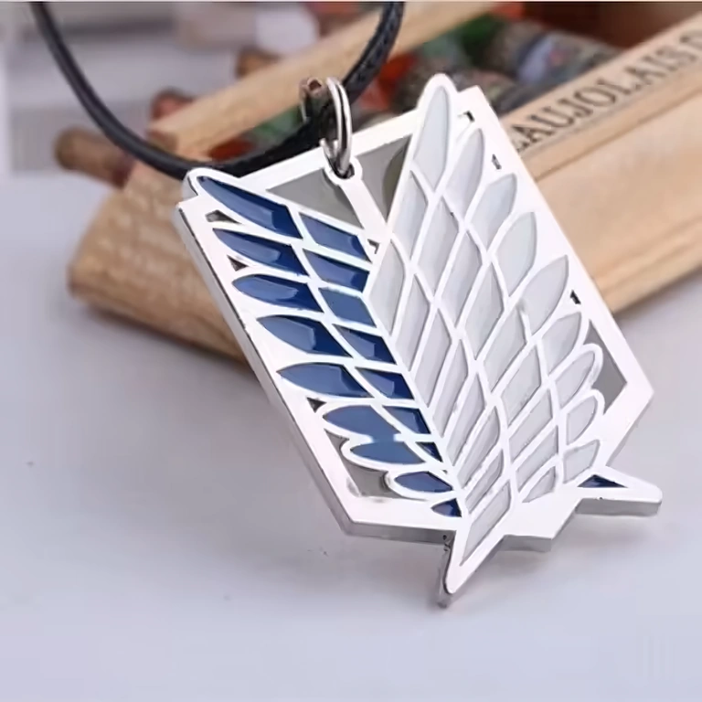 Ogrlica Attack on Titan – srebrna Anime lančić s srebrnim privjeskom Attack on Titan