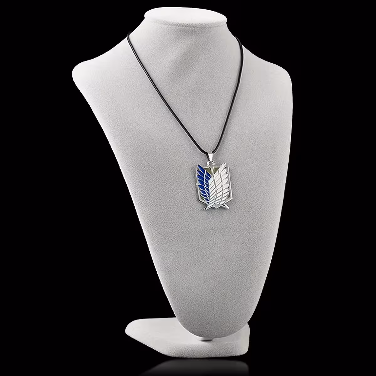 Srebrni lančić s privjeskom Attack on Titan – idealno za anime fanove