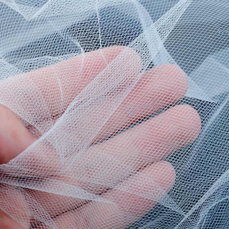 Bijeli veo pričvršćen češljem, idealan za ležerne frizure ili punđe