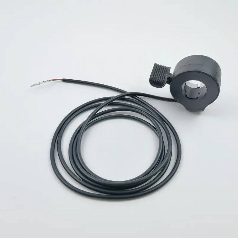 Univerzalni konektor za ručku električnog bicikla Detalj kablova ručke gasa: crvena 5V, crna GND, zelena signal