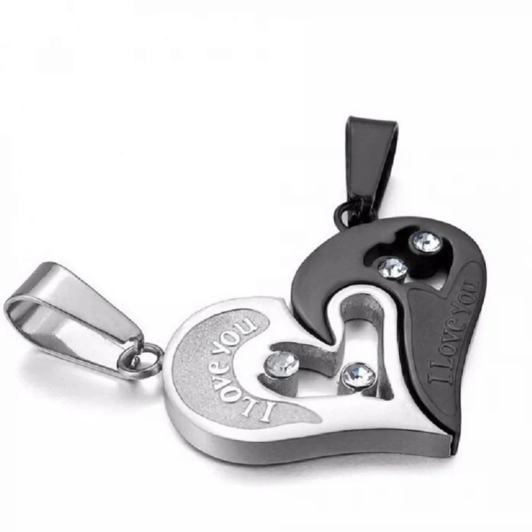 Dva lančića s privjescima u obliku srca, prikladna za parove