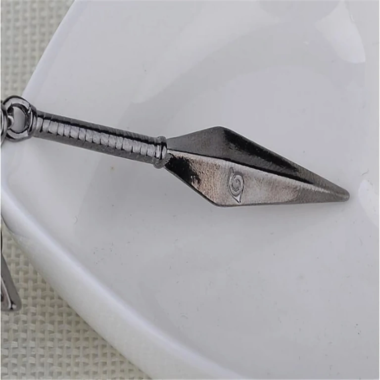 Metalni privjesak Kunai na lancu Metalni Kunai privjesak s kožnim lancem