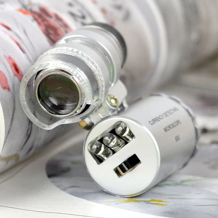 Prijenosni mikroskop s LED-om i ultraljubičastom svjetlošću Kompaktni prijenosni mikroskop s LED i UV lampom za detaljne inspekcije