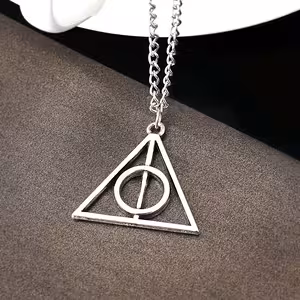 Privjesak lančić Harry Potter Deathly Hallows trokut srebrni – čarobni nakit