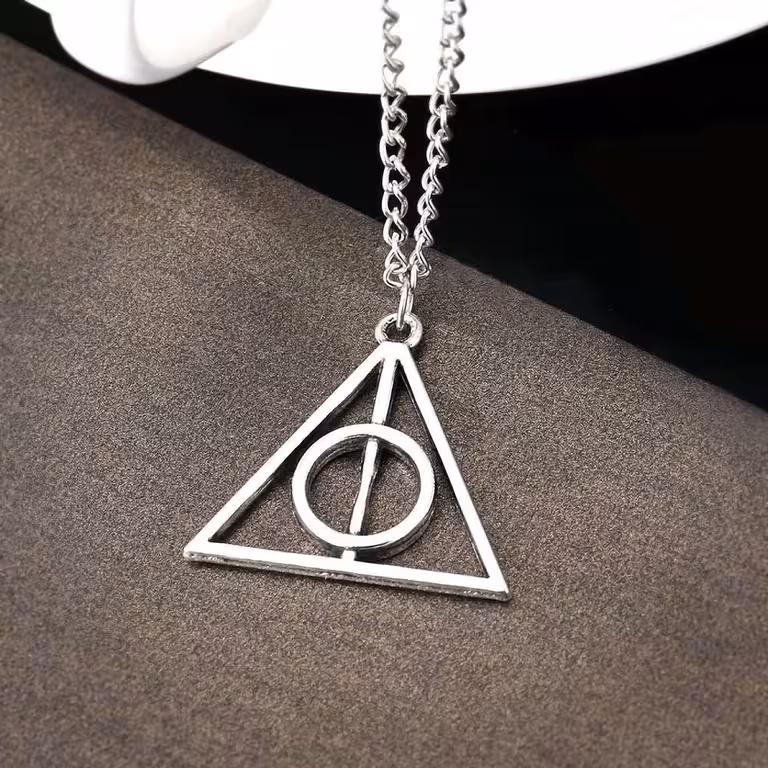 Privjesak lančić Harry Potter Deathly Hallows trokut srebrni – čarobni nakit