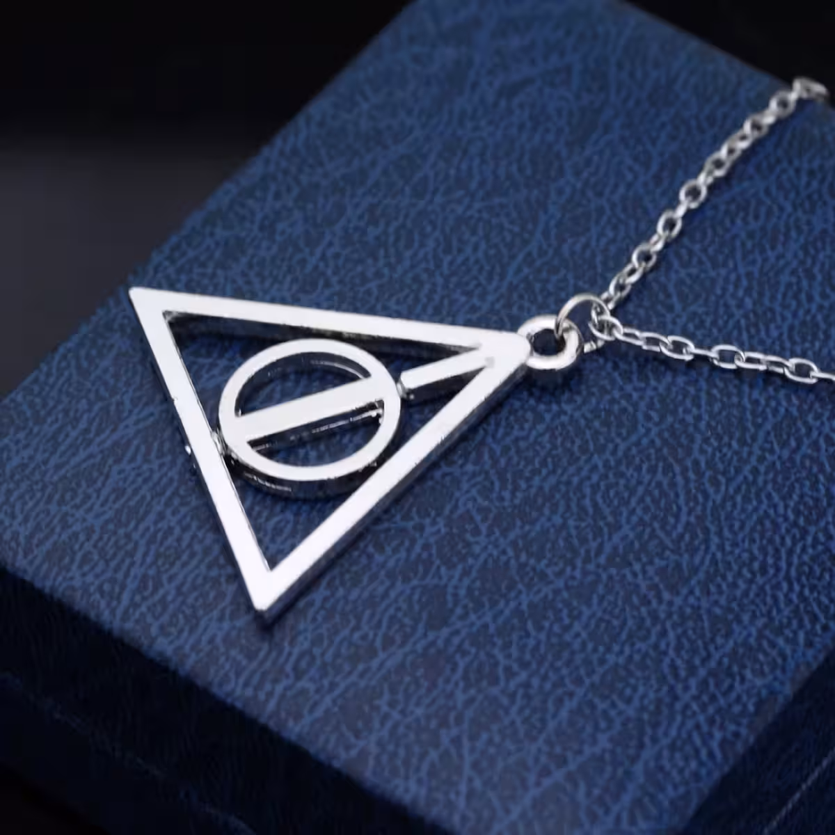 Fan merchandise lančić sa simbolom Deathly Hallows