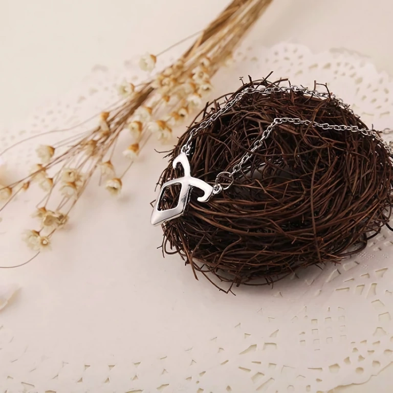 Runički medaljon s anđeoskim simbolom iz filma City of Bones