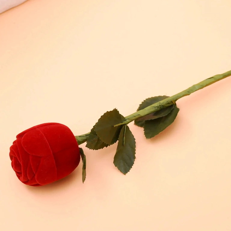 Crvena baršunasta kutija u obliku ruže za nakit – naušnice ili prsten