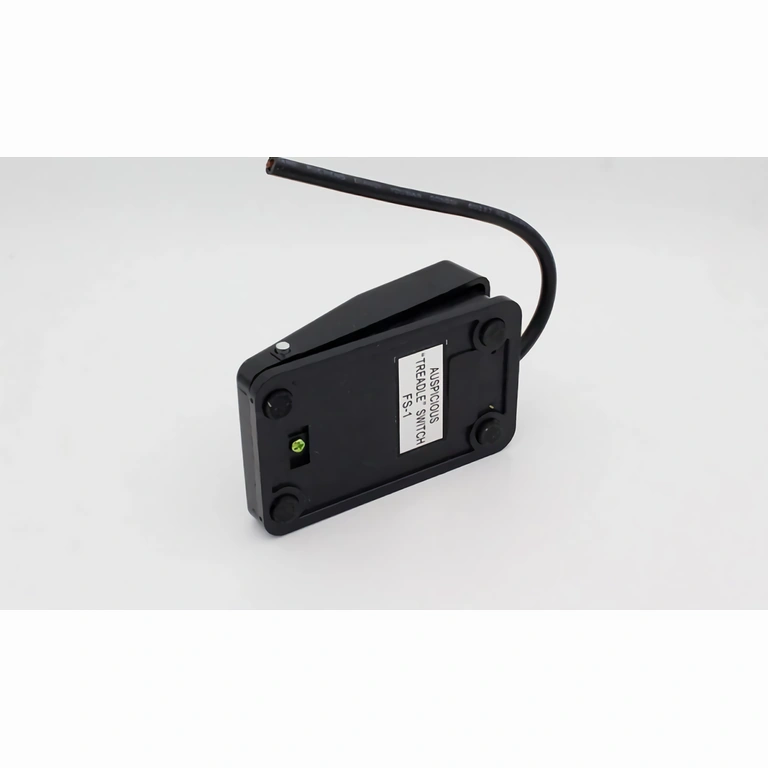 Električni prekidač s nogom za upravljanje montiran na kabel