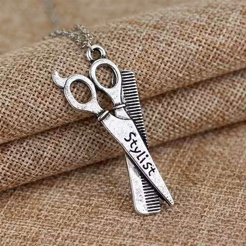 Lanac medaljon frizer / stilist barber – modni dodatak sa škarama i češljem za frizera