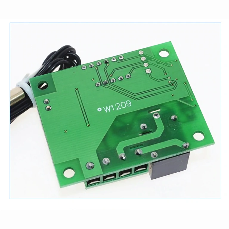 Slika stražnje strane ploče termostata s pinovima za spajanje