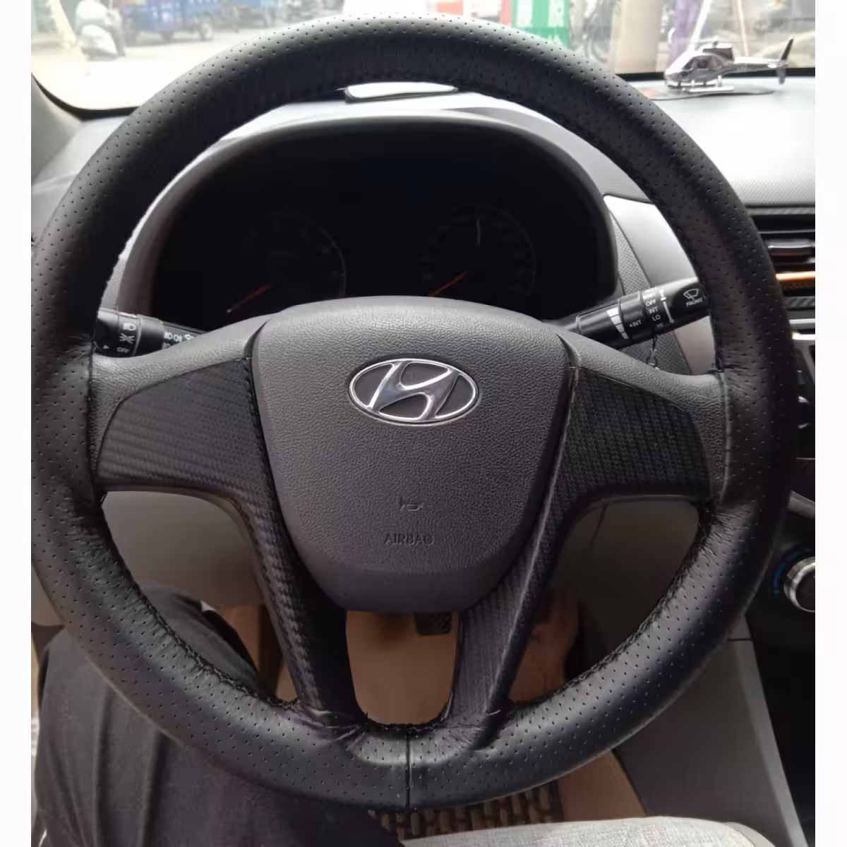 Crna kožna presvlaka s teksturom za udobno držanje