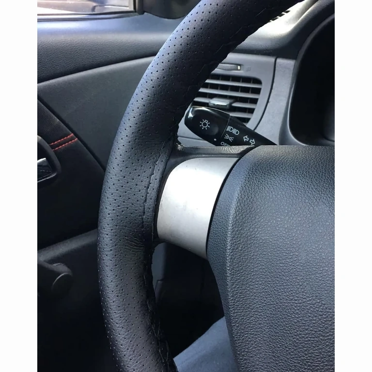 Premium perforirana presvlaka volana s vezicom Premium presvlaka volana, perforirana koža, sportski dizajn