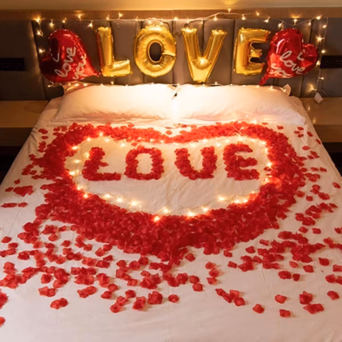 Stvorite intimnu atmosferu s umjetnim crvenim laticama ruža