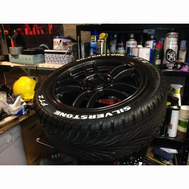 Marker s bijelom bojom i vrhom za pisanje debljine 2 mm