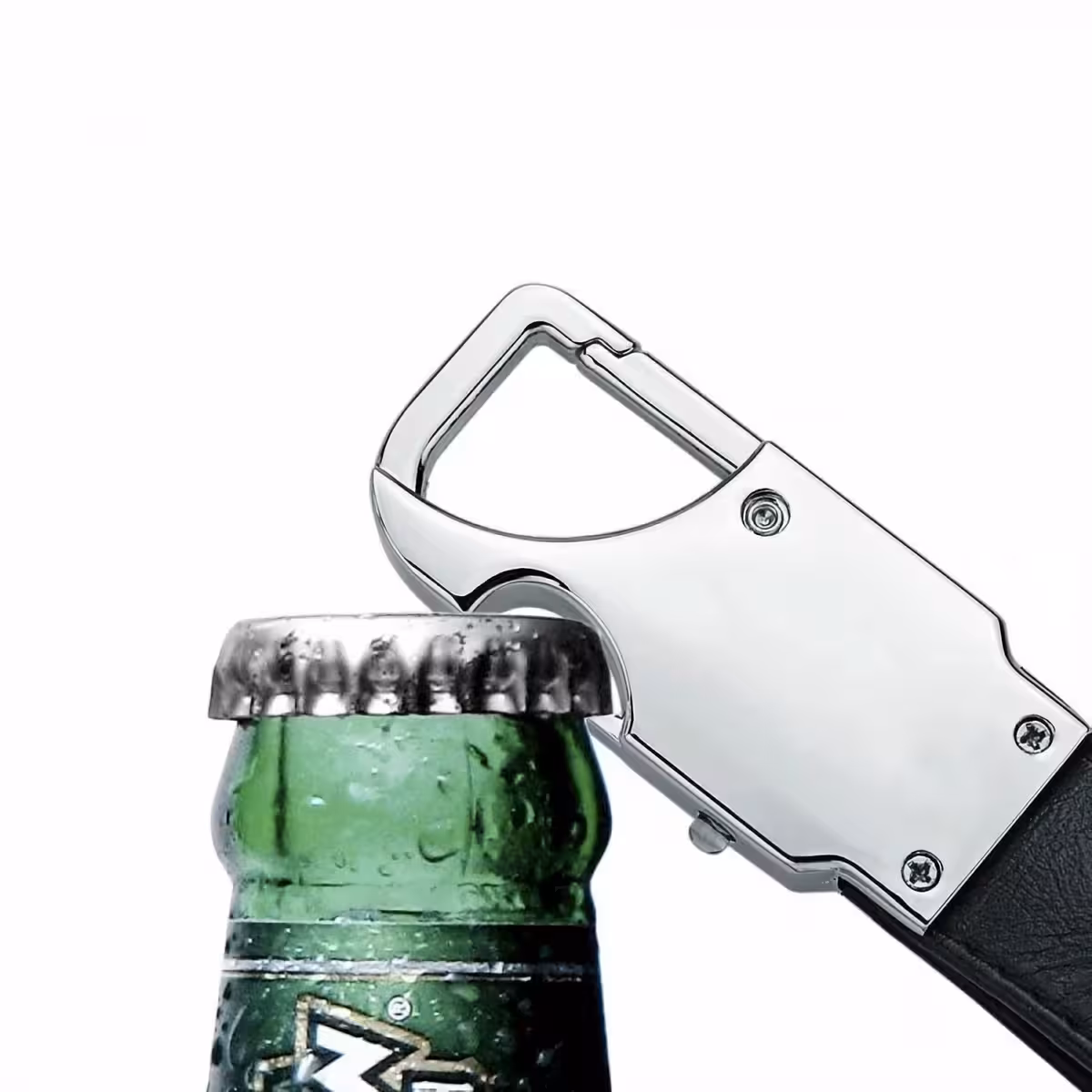 Crni kožni privjesak s integriranim otvaračem za pivo