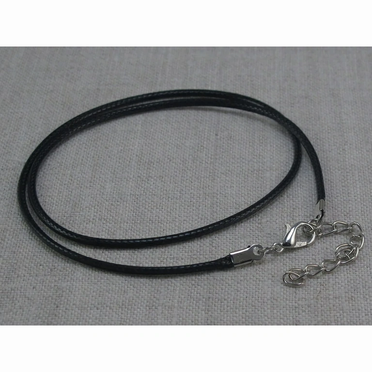 Privjesak s ružičastim kristalom i kožnim remenom – blaga i zaštitna energija