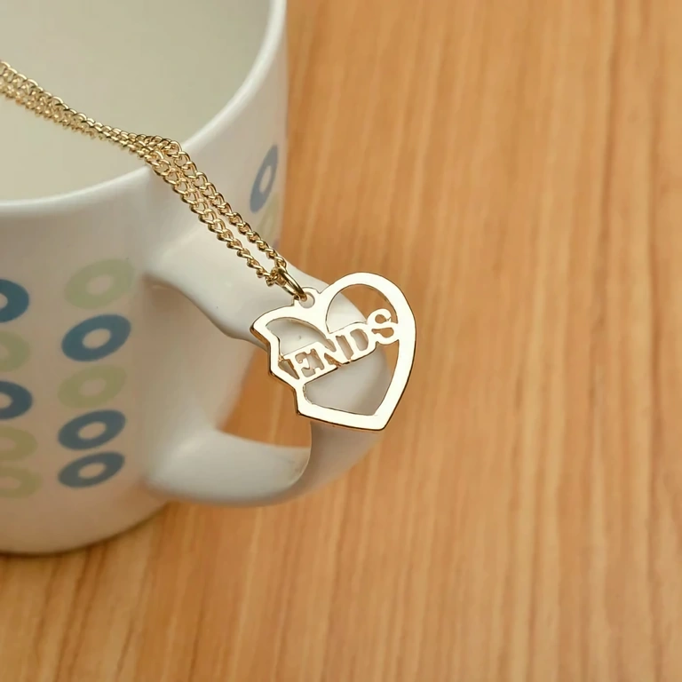 Set zlatnih Best Friends Forever lančića Tri zlatne ogrlice dobrih prijatelja – privjesci u obliku srca