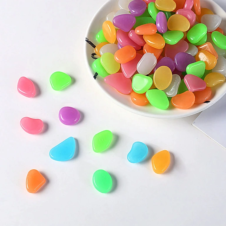 Paket fosforescentnih kamenčića 100 kom Dekorativni paket s 100 fosforescentnih kamenčića