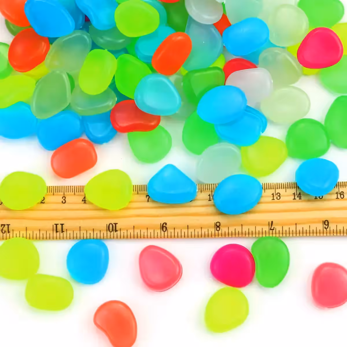 Smole kamenčići s fotoluminiscentnim pigmentom