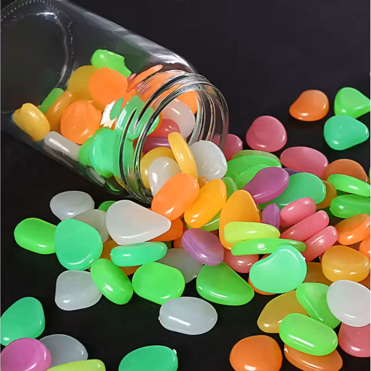 Fosforescentni kamenčići koji upijaju sunčevu svjetlost