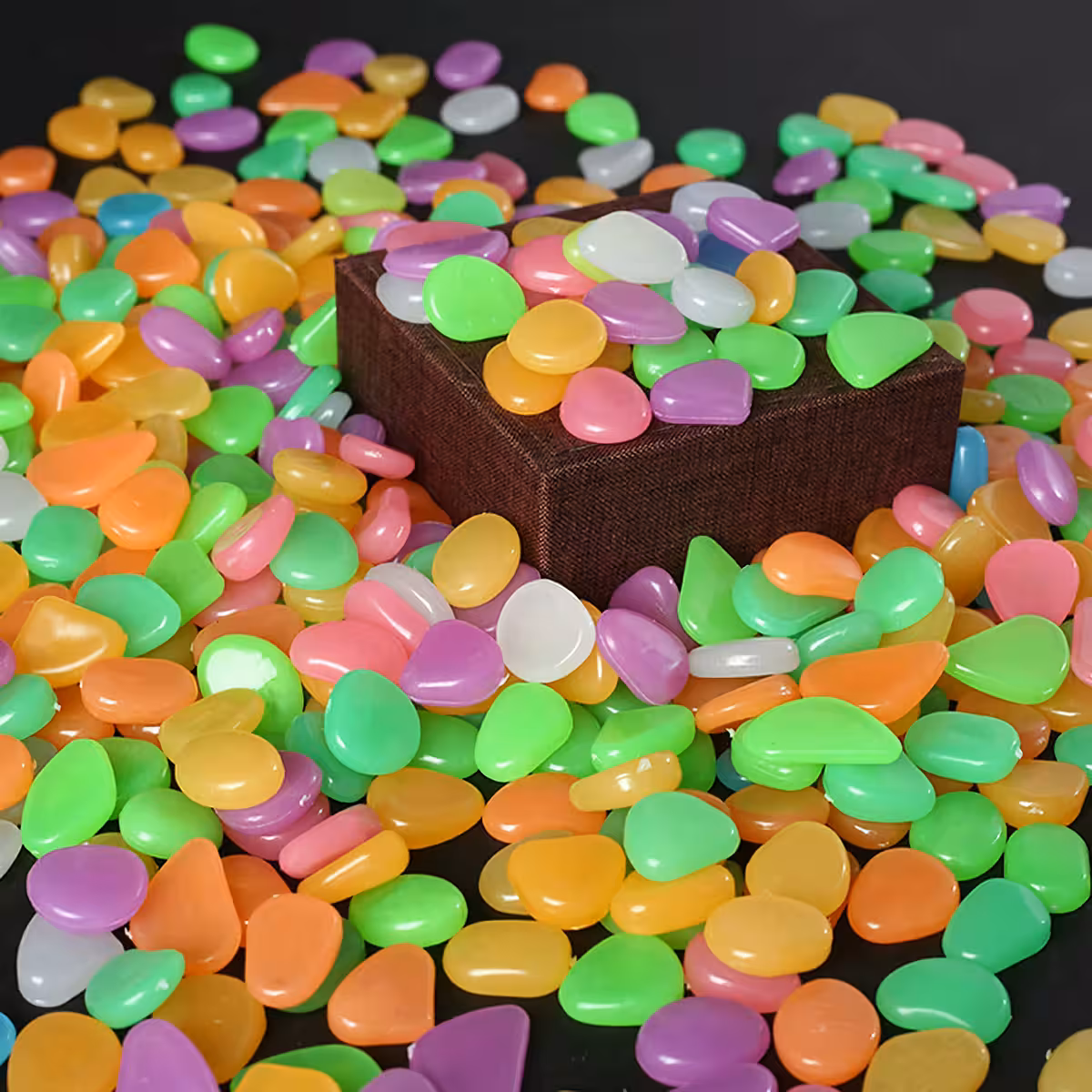 Kamenčići koji osvjetljavaju vrtne staze