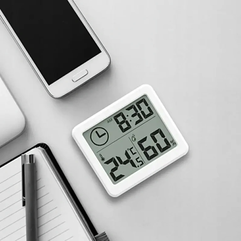 Uređaj za kontrolu klime u sobi, s LCD zaslonom i modernim dizajnom