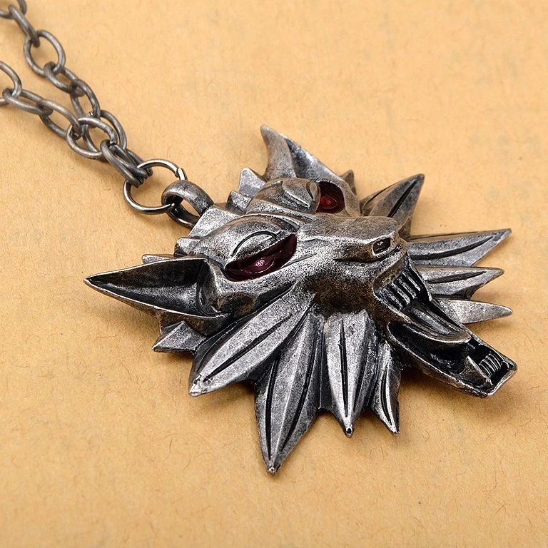 Detaljni prikaz medaljona The Witcher, izdržljiv i dobro izrađen materijal