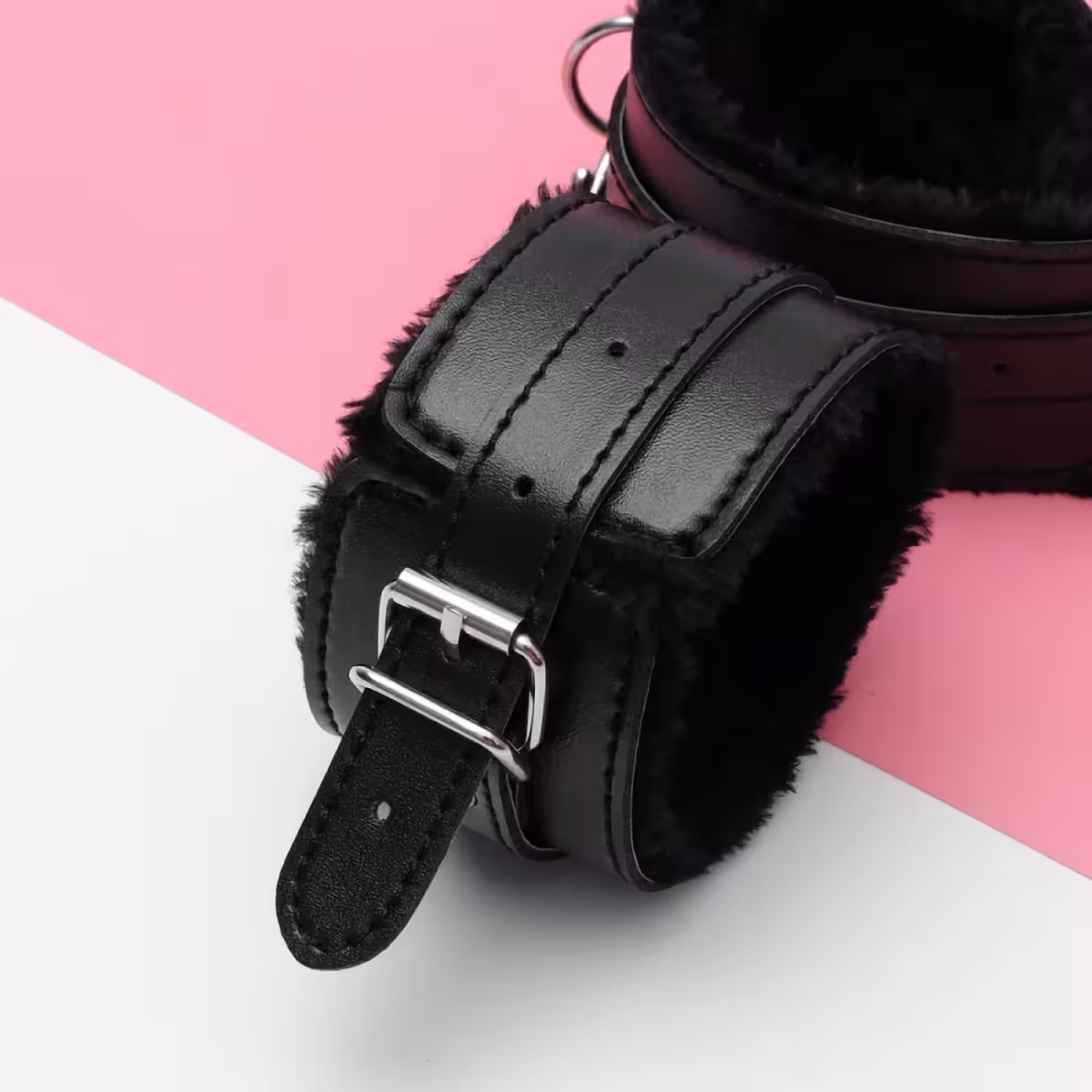 Udobne crne lisice s mekanom unutrašnjošću i metalnim lancem, pogodne za lagana ograničenja