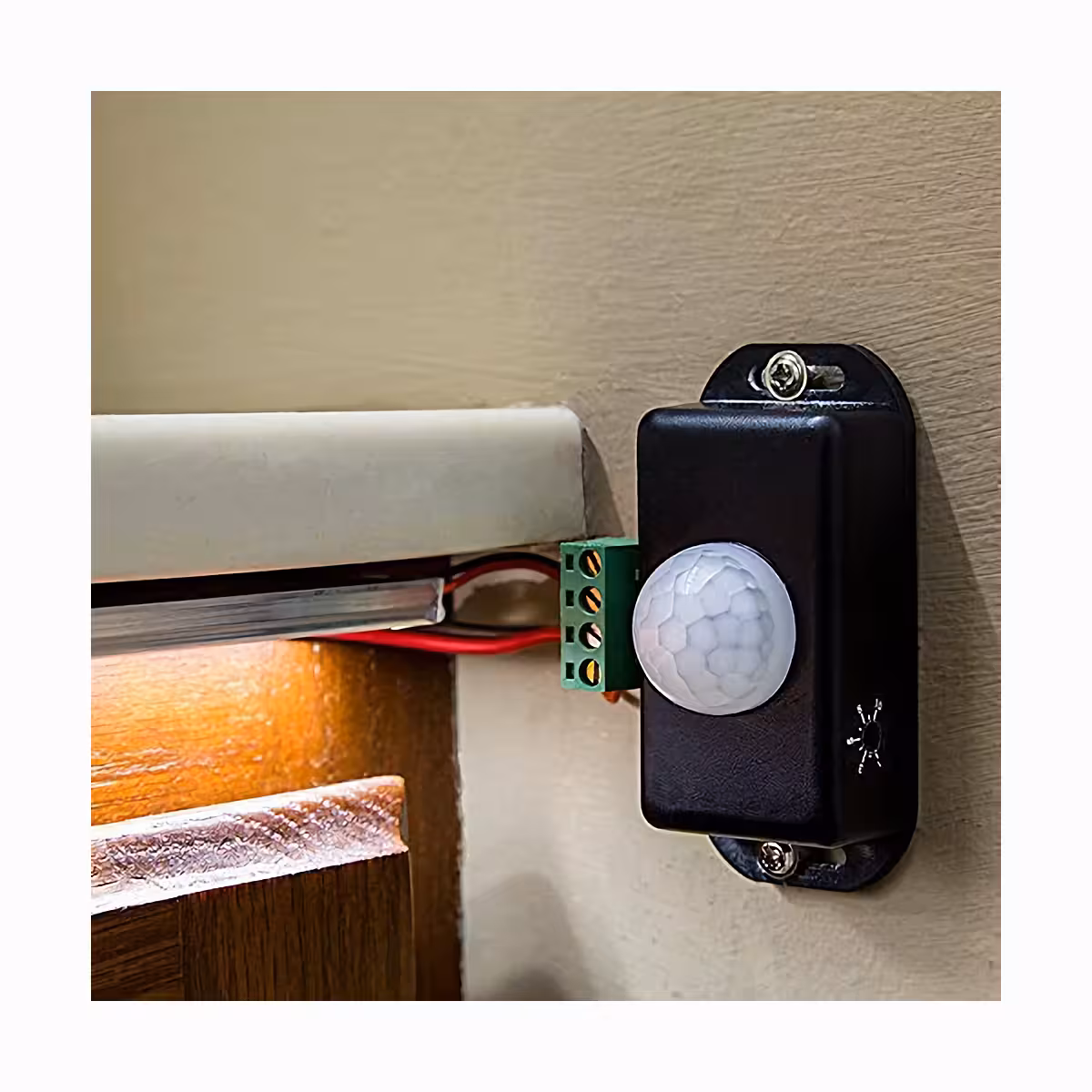 PIR senzor aktiviran pokretom, napon 12-24V, maksimalna struja 6A