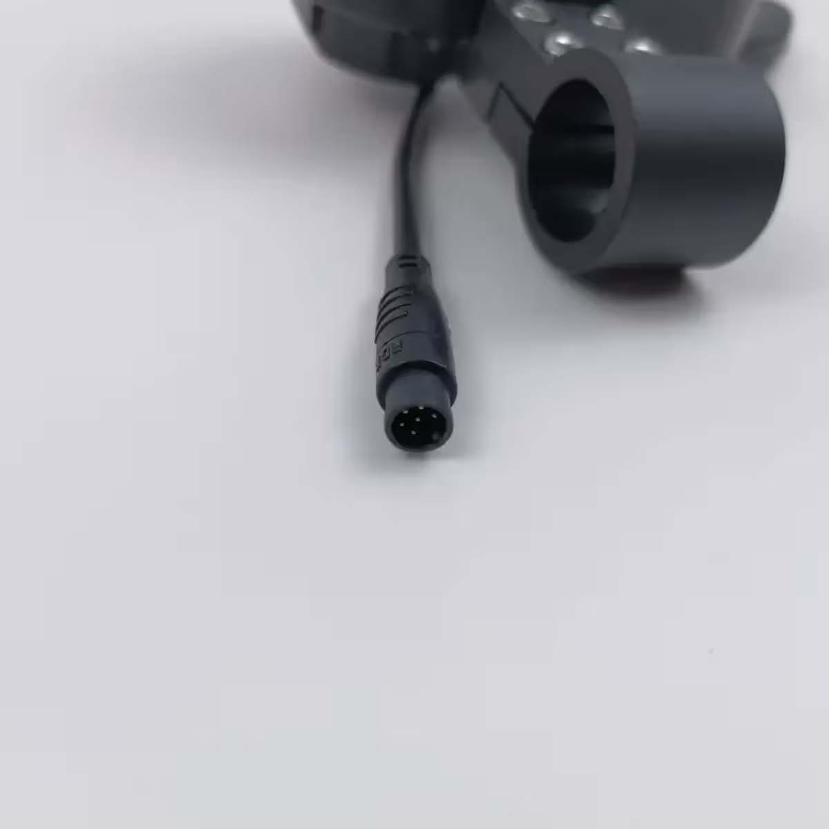 Display s controllerom i komunikacijskim kabelom za skutere