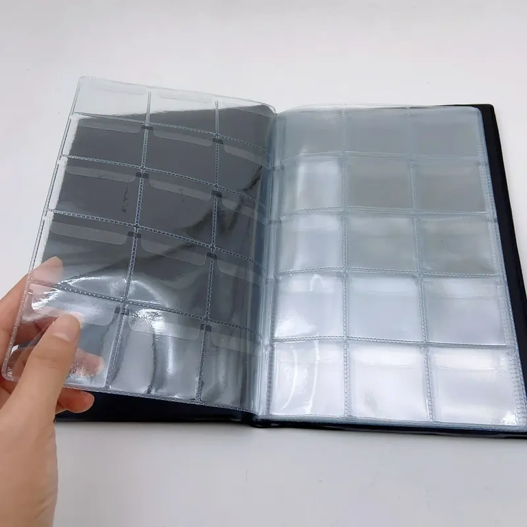 Album s mrežama i preklopima za sigurno učvršćivanje kovanica