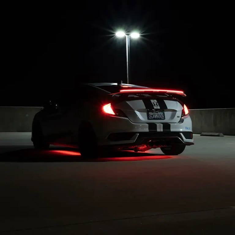 Spoiler s LED svjetlom za stop postavljen na prtljažnik