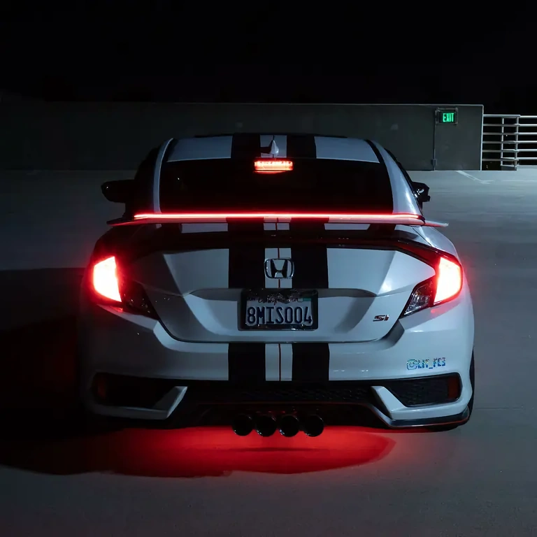 Spoiler za prtljažnik s LED trakom i integriranim stopom