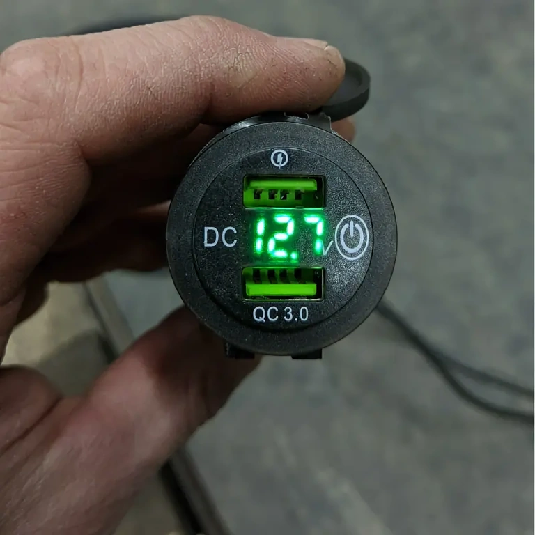 USB punjač s dva porta za upravljač motocikla i bicikla