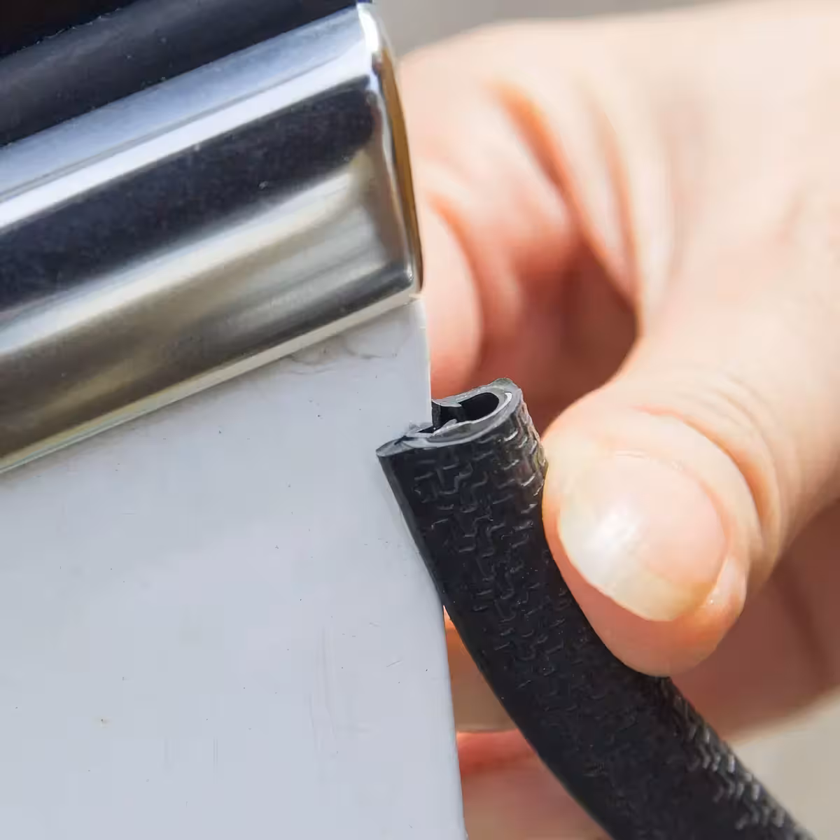 Fleksibilna zaštitna traka za rub vrata automobila