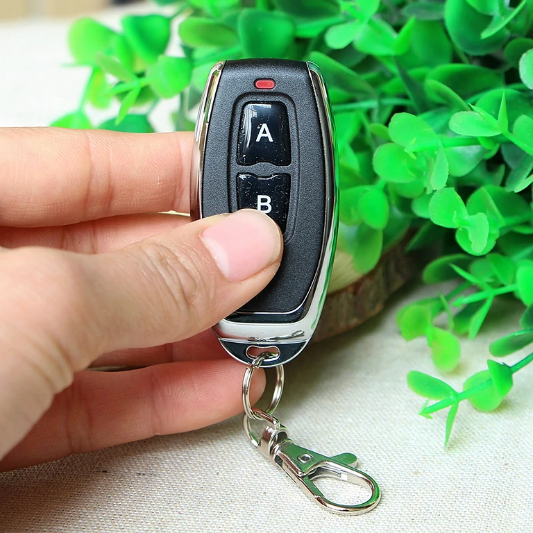 Kompaktni model s 2 tipke, radi na frekvenciji 433MHz, kod učenja 1527