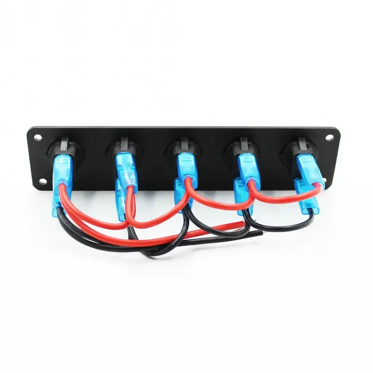 Detalji stražnjeg povezivanja Električni konektori na stražnjoj strani panela