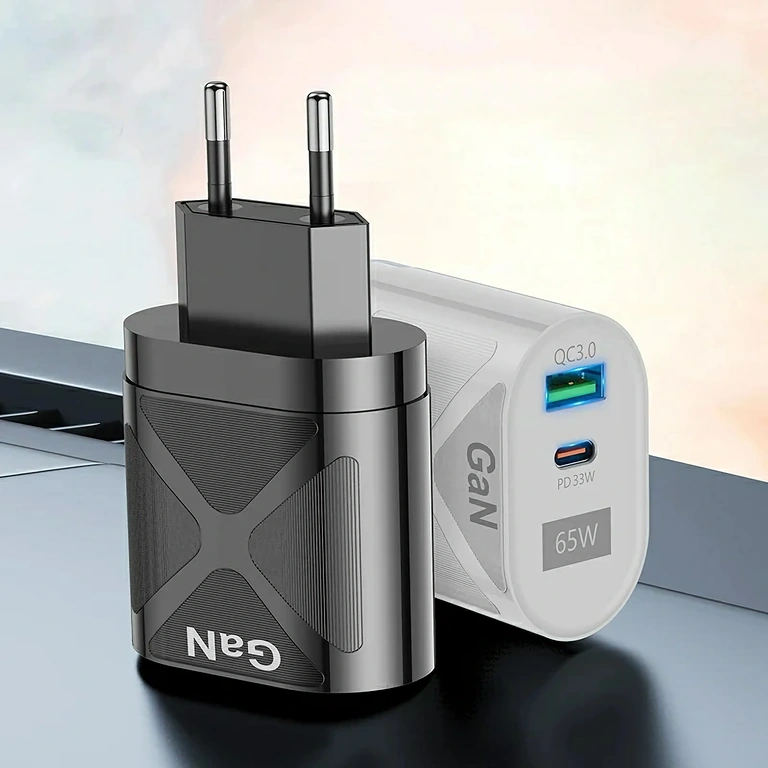 GaN punjač s Power Delivery i Quick Charge 3.0 – prednji pogled