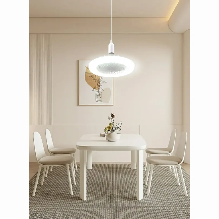 Stropni ventilator s modernim dizajnom, instaliran u dnevnoj sobi