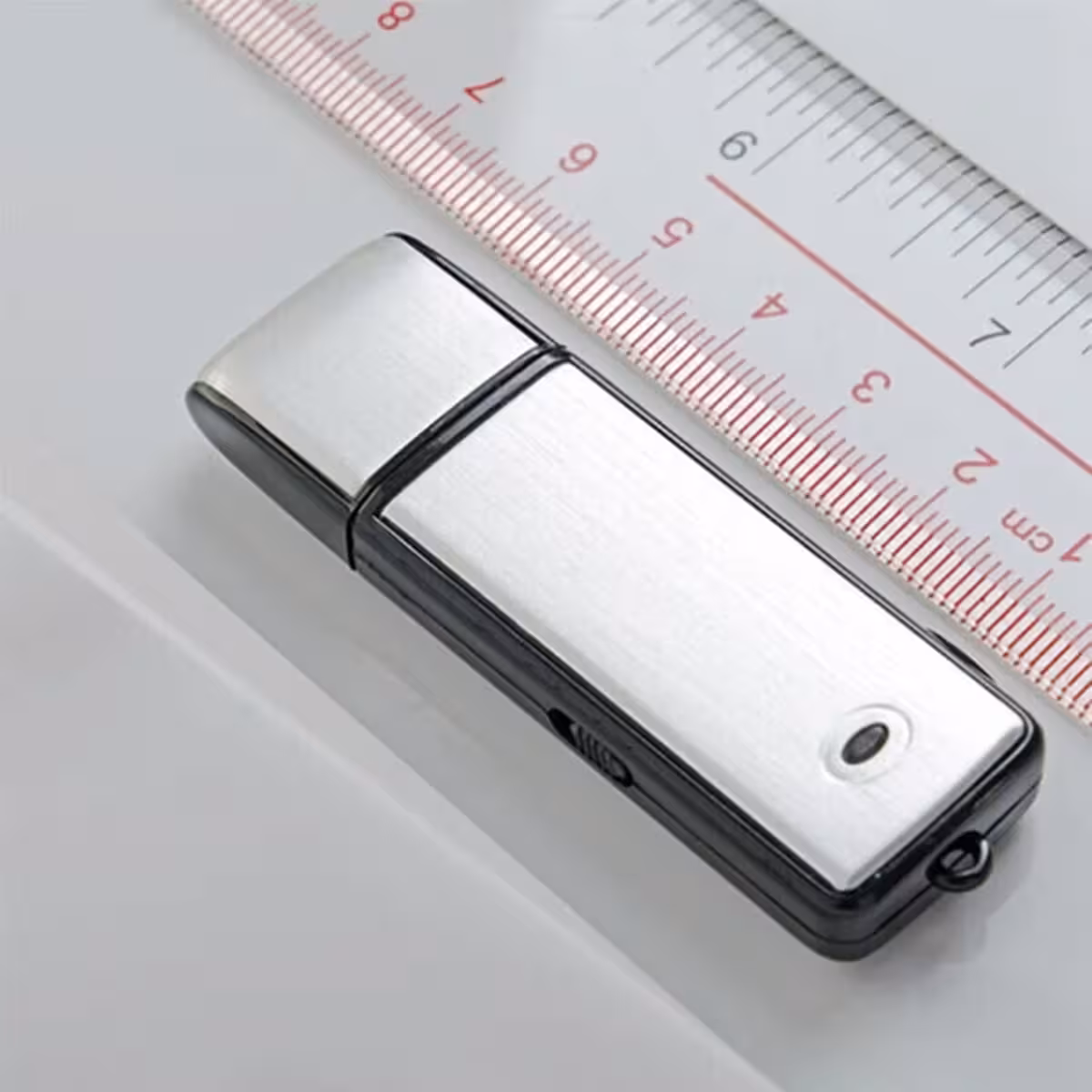 Diskretni USB stick s nevidljivim LED indikatorom za snimanje