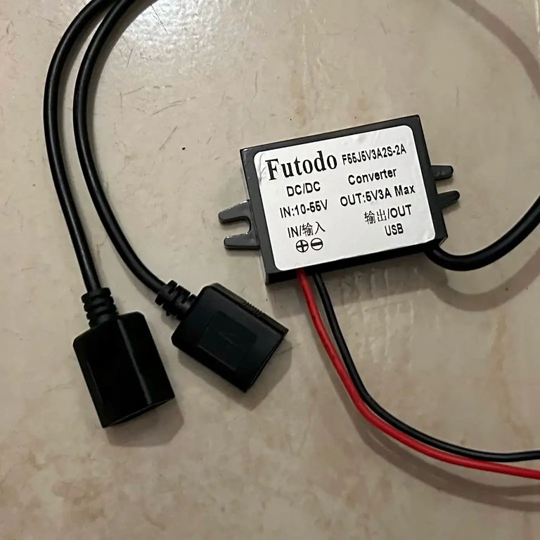 Detalj USB priključaka Dvostruki USB portovi za istovremeno punjenje 5V 3A