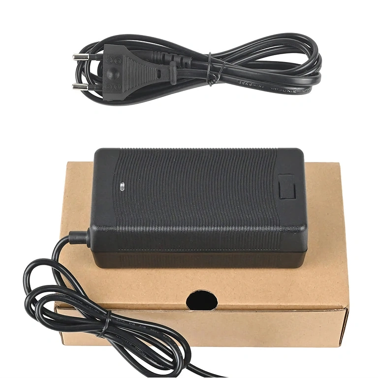 Punjač s IEC C13 priključkom Punjač 48V–54,6V 2A s IEC C13 priključkom, pogodan za električne skutere Citycoco i Harley