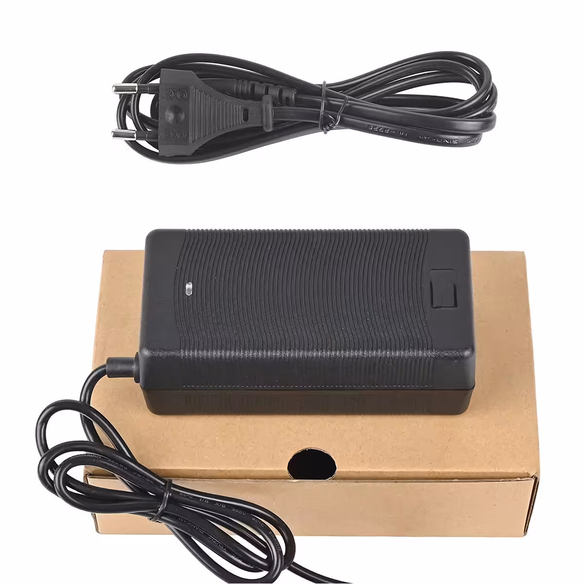 Punjač 48V–54,6V 2A s IEC C13 priključkom, pogodan za električne skutere Citycoco i Harley