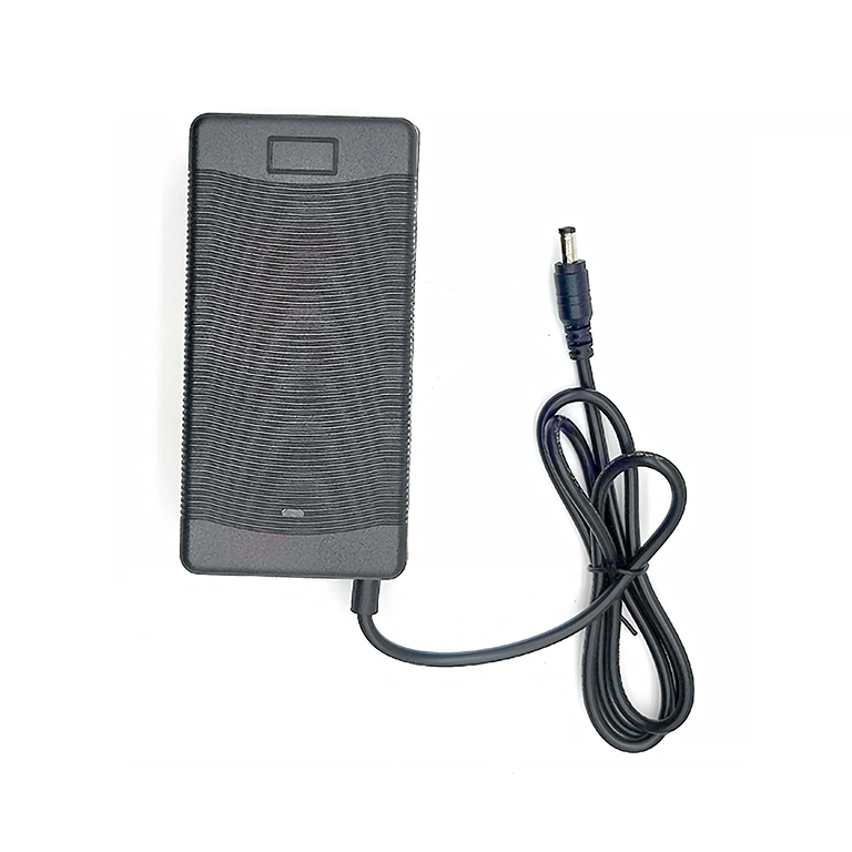 Li-Ion punjač 21V 2A s dugim kabelom 250 cm – savršen za 18V Li-Ion baterije i prijenosnu opremu